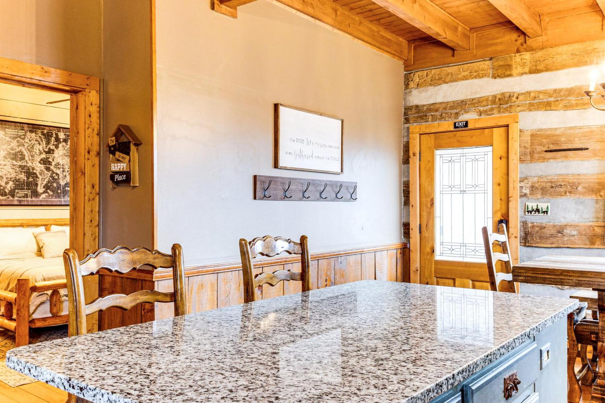 Spacious Gatlinburg Cabin With Hot Tub And Game Room! Eksteriør billede