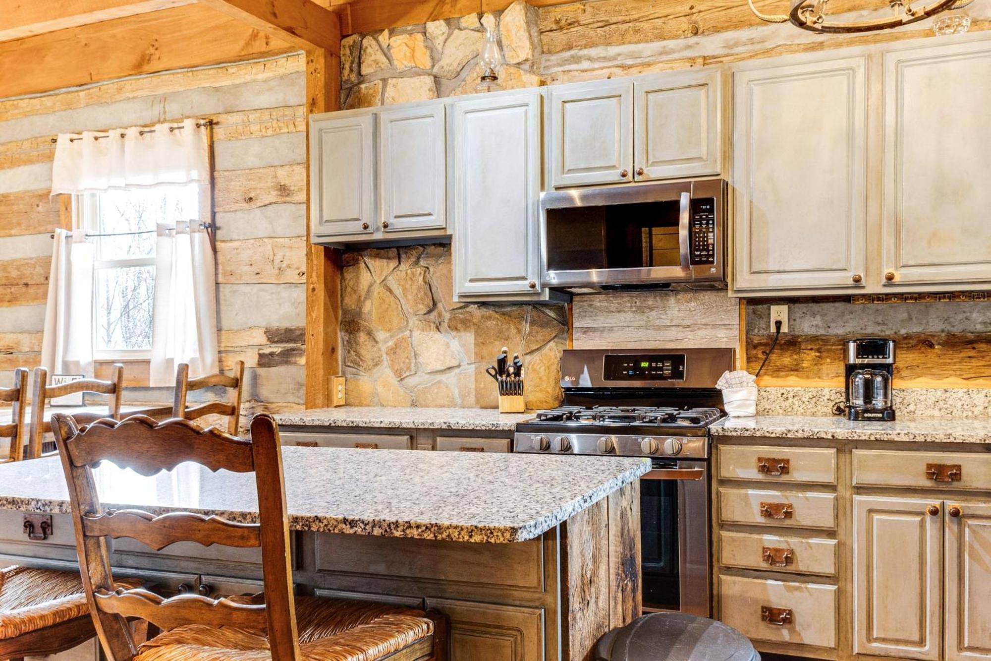 Spacious Gatlinburg Cabin With Hot Tub And Game Room! Eksteriør billede