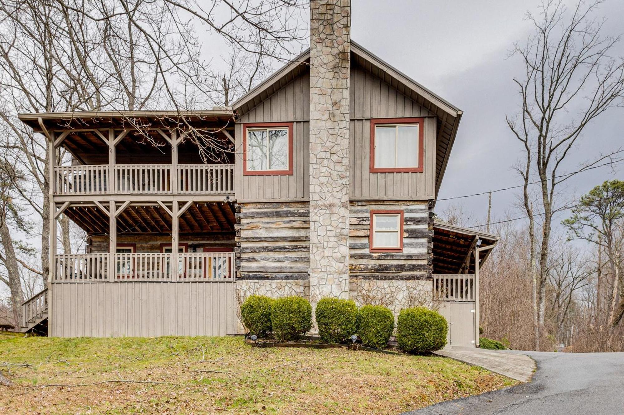 Spacious Gatlinburg Cabin With Hot Tub And Game Room! Eksteriør billede