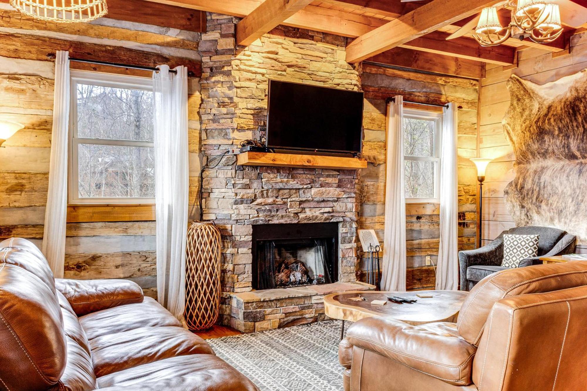 Spacious Gatlinburg Cabin With Hot Tub And Game Room! Eksteriør billede