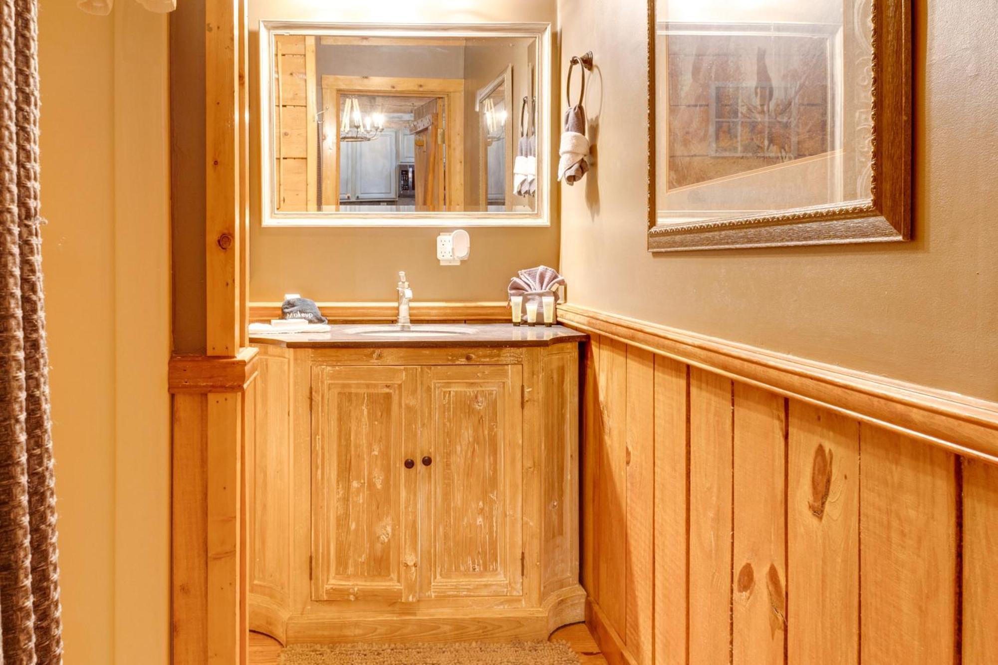 Spacious Gatlinburg Cabin With Hot Tub And Game Room! Eksteriør billede