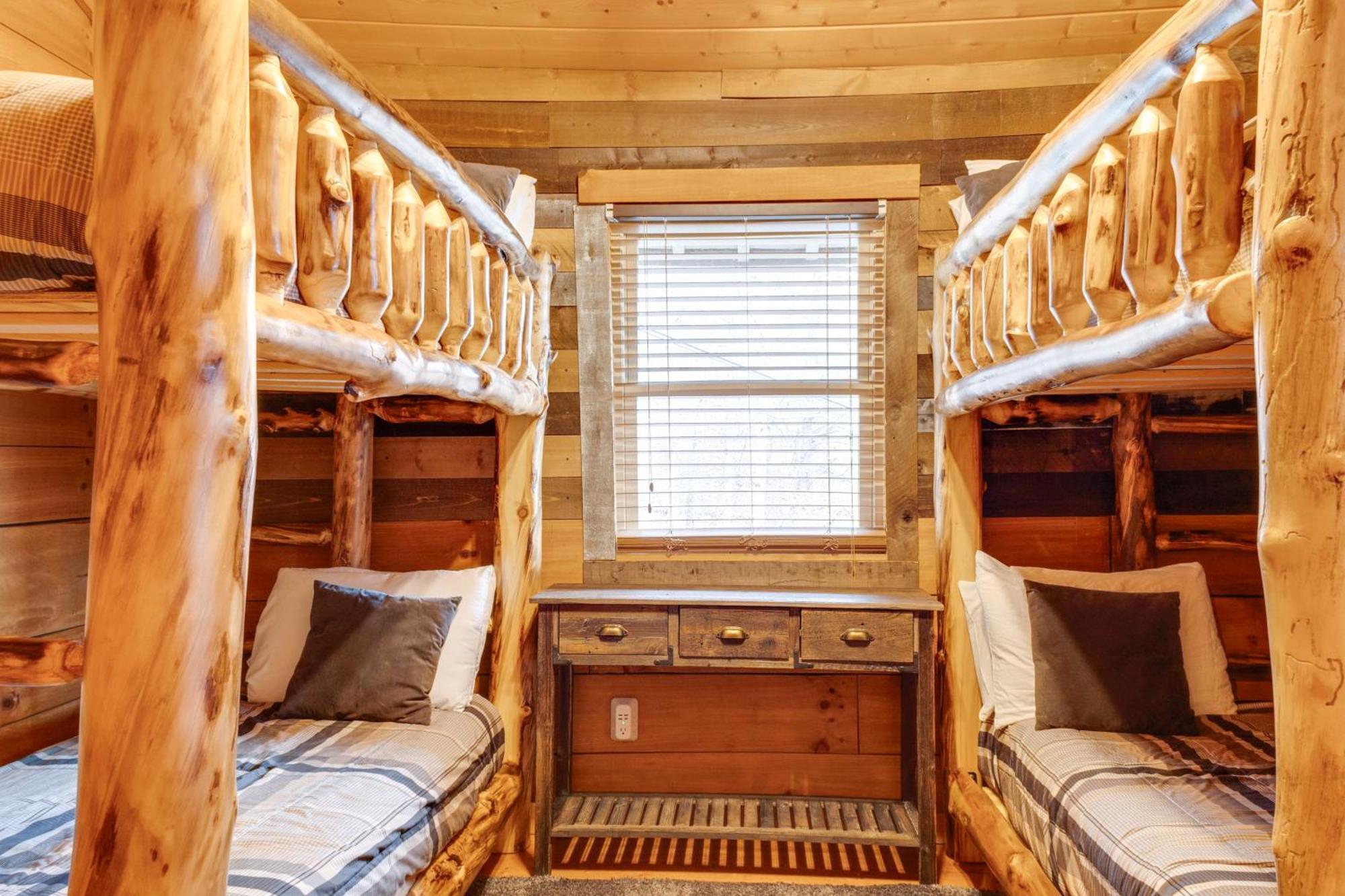 Spacious Gatlinburg Cabin With Hot Tub And Game Room! Eksteriør billede