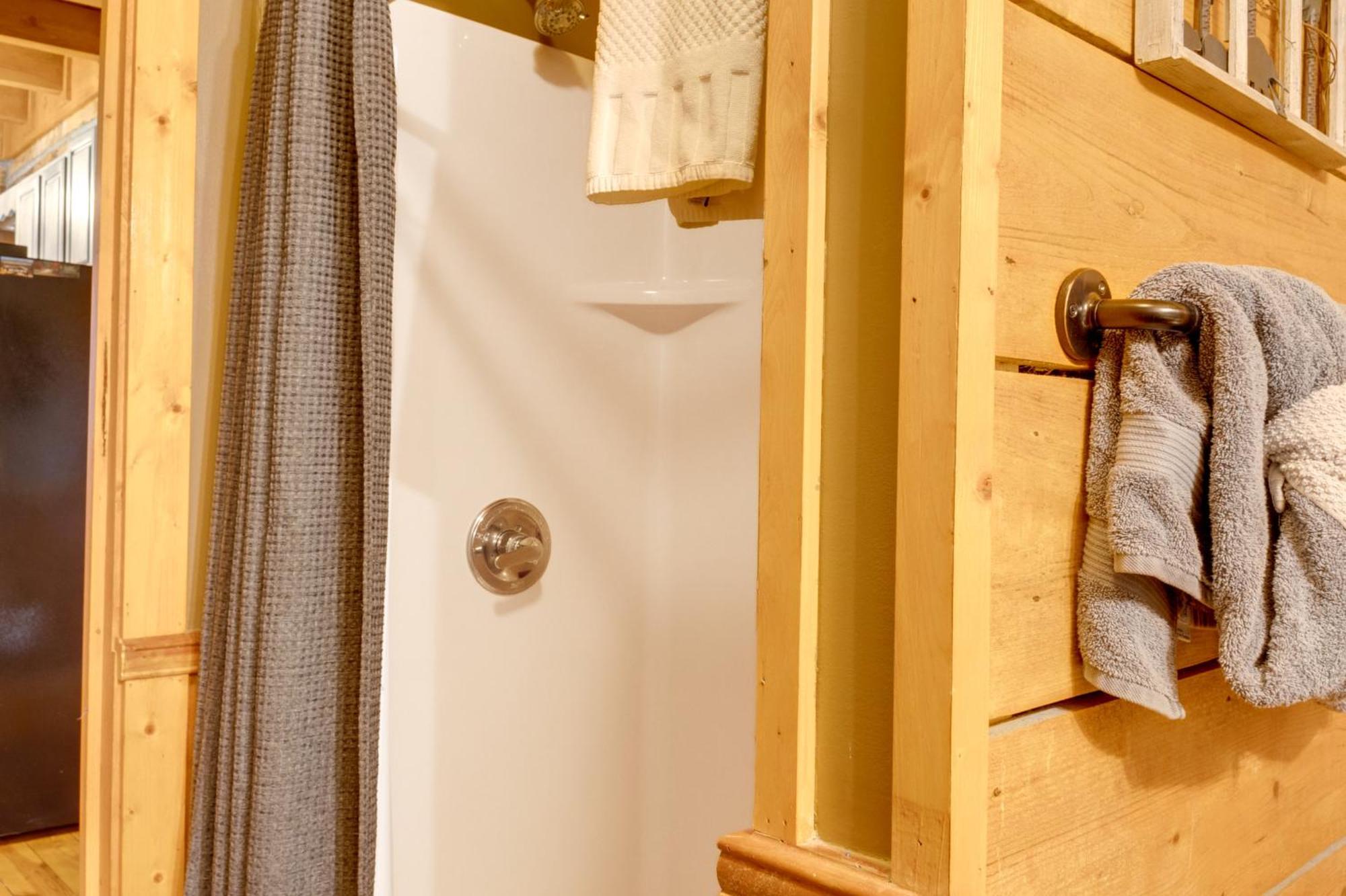 Spacious Gatlinburg Cabin With Hot Tub And Game Room! Eksteriør billede